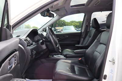 2017 Honda Pilot, $13995. Photo 5