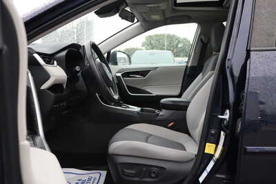 2021 Toyota RAV4, $23995. Photo 9