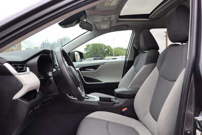 2022 Toyota RAV4, $25500. Photo 5