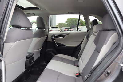 2022 Toyota RAV4, $25500. Photo 6