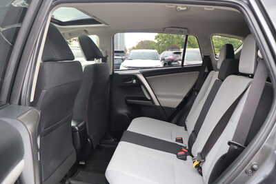 2018 Toyota RAV4, $18995. Photo 6