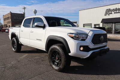 2018 Toyota Tacoma, $24900. Photo 2