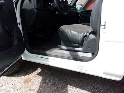 2001 Chevrolet 1500 Reg Cab, $13900. Photo 5
