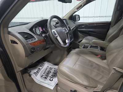 2014 Chrysler Town & Country, $12900. Photo 9