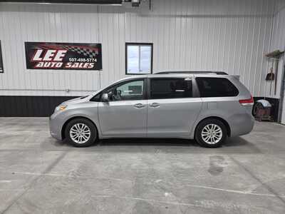 2014 Toyota Sienna, $12900. Photo 1