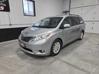 2014 Toyota Sienna, $12900. Photo 2