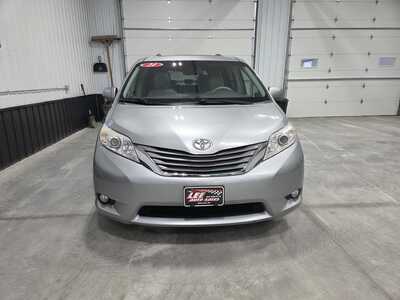 2014 Toyota Sienna, $12900. Photo 3
