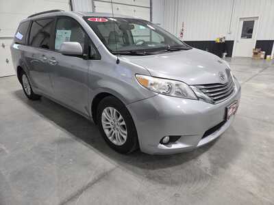 2014 Toyota Sienna, $12900. Photo 4