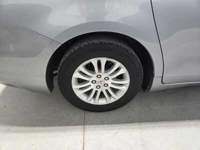2014 Toyota Sienna, $12900. Photo 5