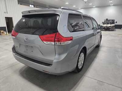 2014 Toyota Sienna, $12900. Photo 6