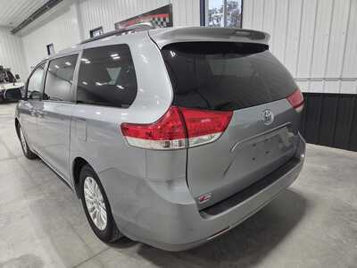 2014 Toyota Sienna, $12900. Photo 7