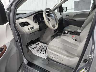 2014 Toyota Sienna, $12900. Photo 8