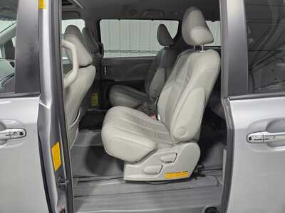 2014 Toyota Sienna, $12900. Photo 9