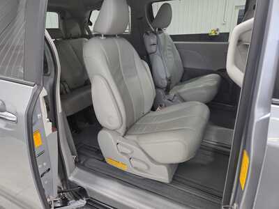 2014 Toyota Sienna, $12900. Photo 10