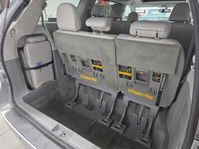 2014 Toyota Sienna, $12900. Photo 11