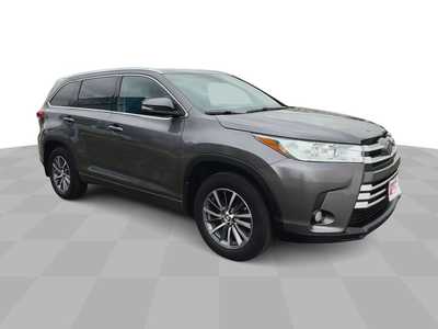 2018 Toyota Highlander, $18995. Photo 2