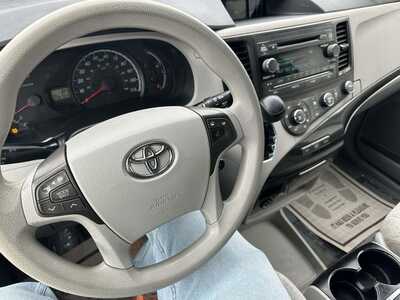 2011 Toyota Sienna, $3500. Photo 12