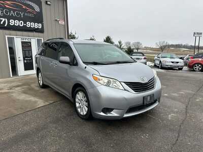 2011 Toyota Sienna, $3500. Photo 3