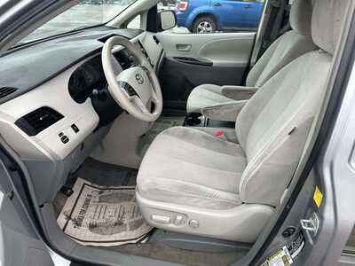 2011 Toyota Sienna, $3500. Photo 7