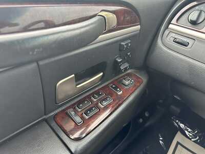 2007 Lincoln Town Car, $2200. Photo 12