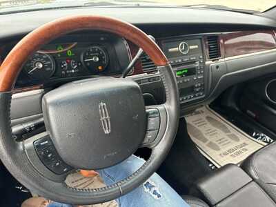 2007 Lincoln Town Car, $2200. Photo 9