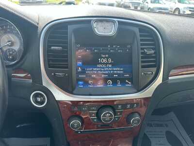 2014 Chrysler 300, $2600. Photo 12