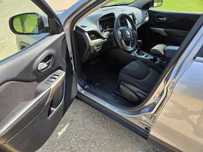 2017 Jeep Cherokee, $8495. Photo 8