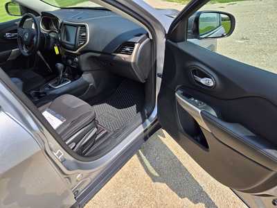 2017 Jeep Cherokee, $8495. Photo 10