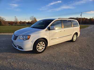 2015 Chrysler Town & Country, $6695. Photo 2