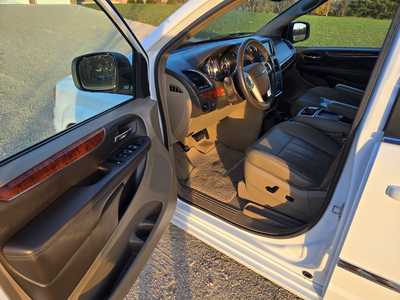 2015 Chrysler Town & Country, $6695. Photo 8