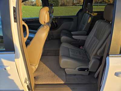 2015 Chrysler Town & Country, $6695. Photo 9