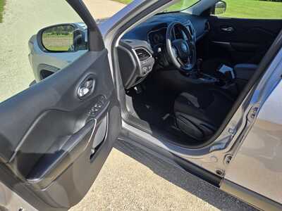 2019 Jeep Cherokee, $14395. Photo 8