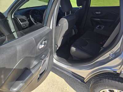2019 Jeep Cherokee, $14395. Photo 9