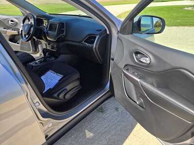 2019 Jeep Cherokee, $14395. Photo 10