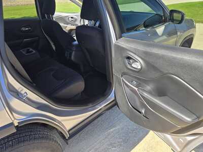 2019 Jeep Cherokee, $14395. Photo 11