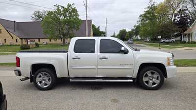 2011 Chevrolet 1500 Crew Cab, $9995. Photo 2