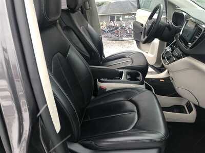 2023 Chrysler Pacifica, $23995.00. Photo 2