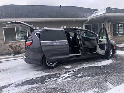 2023 Chrysler Pacifica, $23995.00. Photo 4