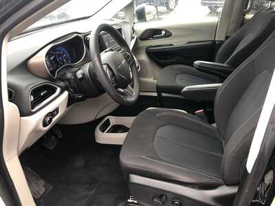 2022 Chrysler Voyager, $18995.00. Photo 10