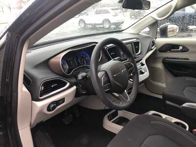 2022 Chrysler Voyager, $18995.00. Photo 12