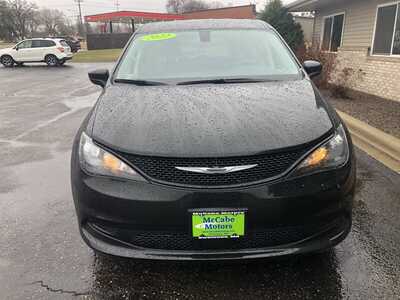 2022 Chrysler Voyager, $18995.00. Photo 3