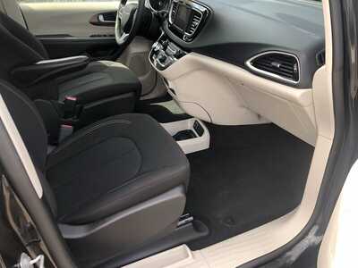 2023 Chrysler Voyager, $18995.00. Photo 10