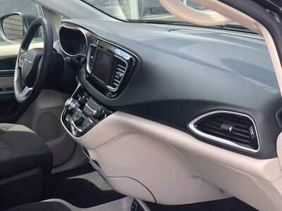 2023 Chrysler Voyager, $18995.00. Photo 11