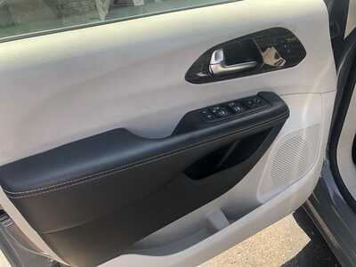 2023 Chrysler Pacifica, $26995.00. Photo 12