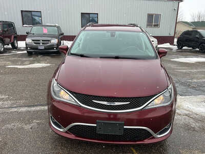 2017 Chrysler Pacifica, $5995. Photo 2