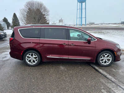 2017 Chrysler Pacifica, $5995. Photo 3