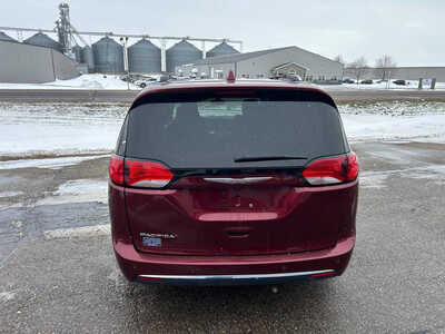 2017 Chrysler Pacifica, $5995. Photo 4