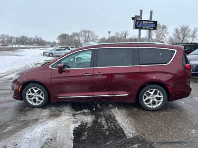 2017 Chrysler Pacifica, $5995. Photo 1