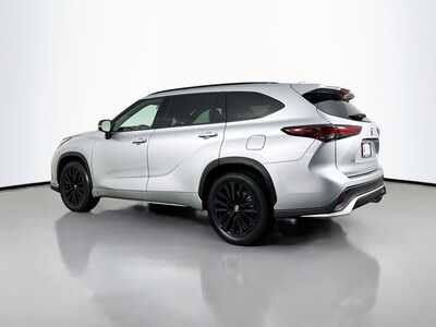 2025 Toyota Highlander, $45977. Photo 5