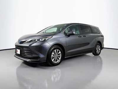 2025 Toyota Sienna, $39977. Photo 3